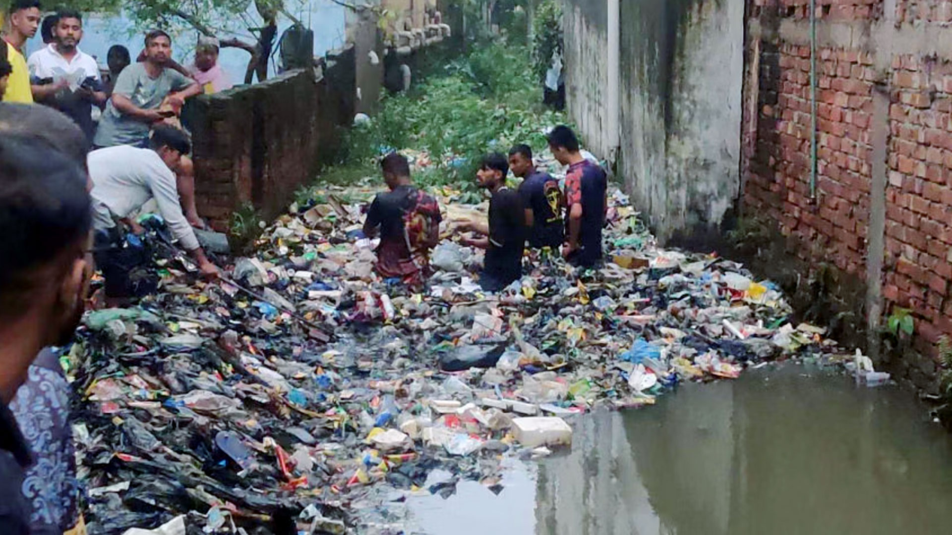 ১৭ ঘণ্টা পরে চট্টগ্রামে খোলা ড্রেনে পড়ে নিখোঁজ শিশুর মরদেহ উদ্ধার