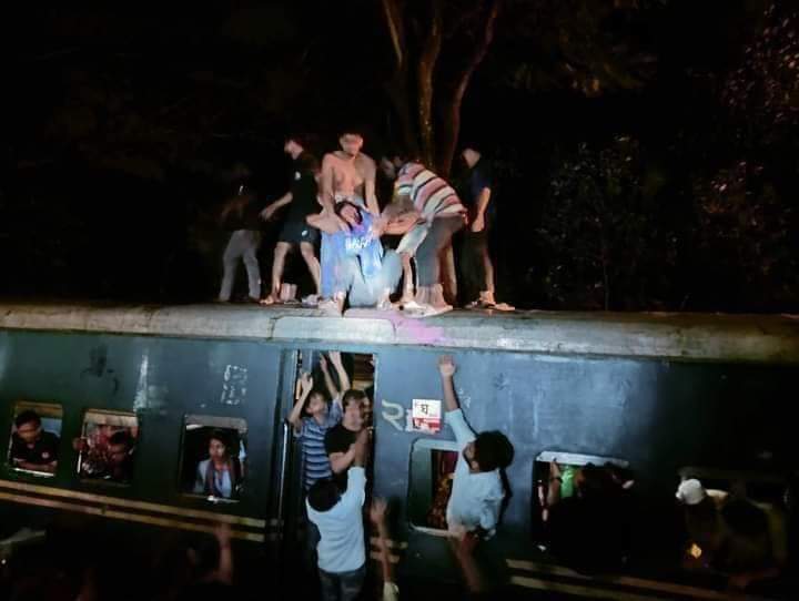 শাটল ট্রেনের ছাদে ক্যাম্পাসে ফেরার পথে চবি শিক্ষার্থীসহ অন্তত ১৬ জন আহত