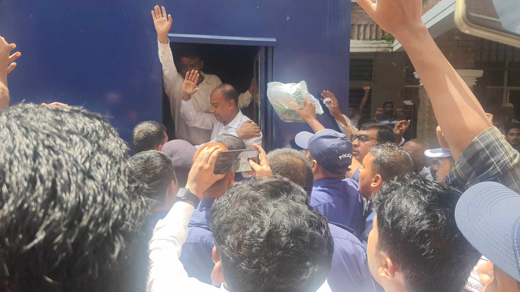 বিএনপি নেতা এ্যানিসহ ৩ জনের বিরুদ্ধে গ্রেপ্তারি পরোয়ানা