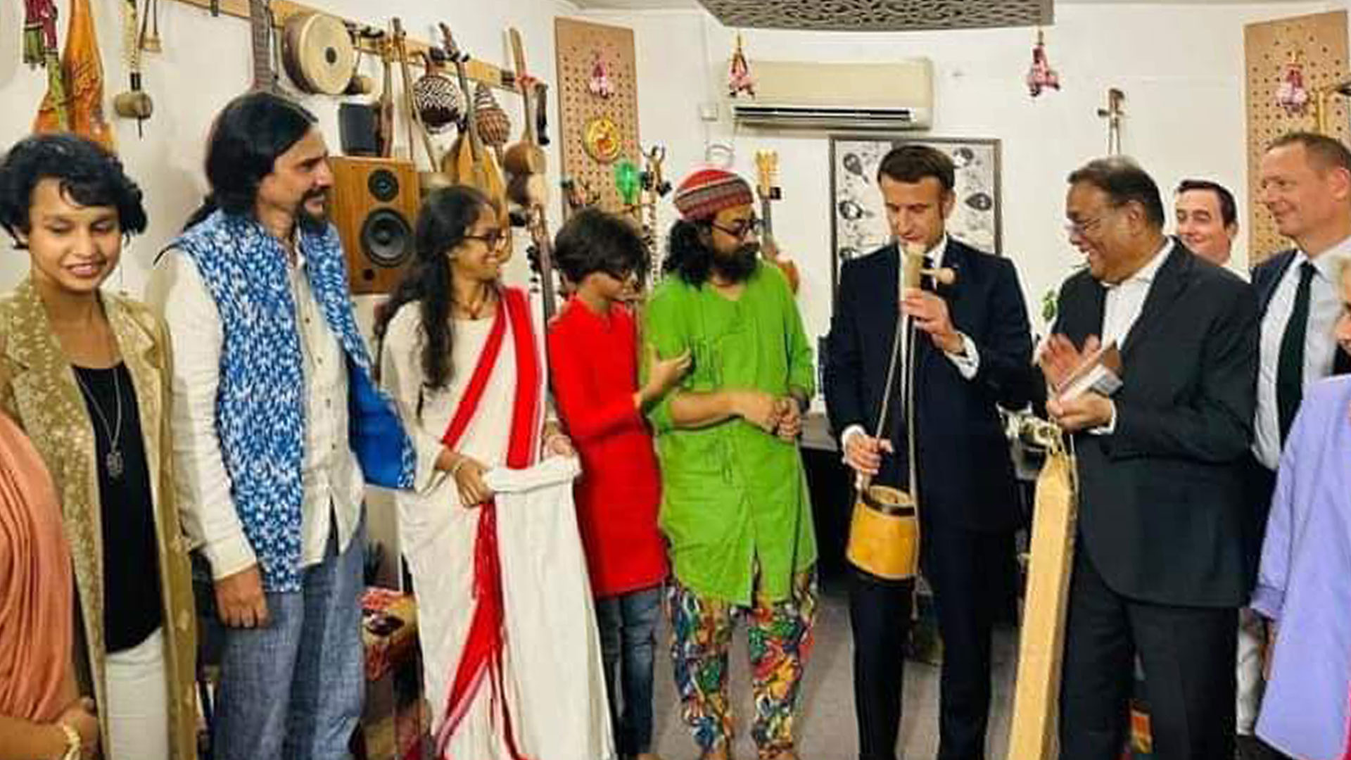 মাখোঁকে একতারা উপহার দিয়ে কলম পেলেন রাহুল