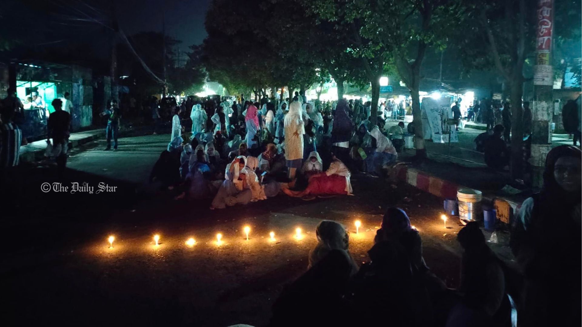 পুলিশের আশ্বাসে ১০ ঘণ্টা পর অবরোধ তুলে নিলো শিক্ষার্থীরা