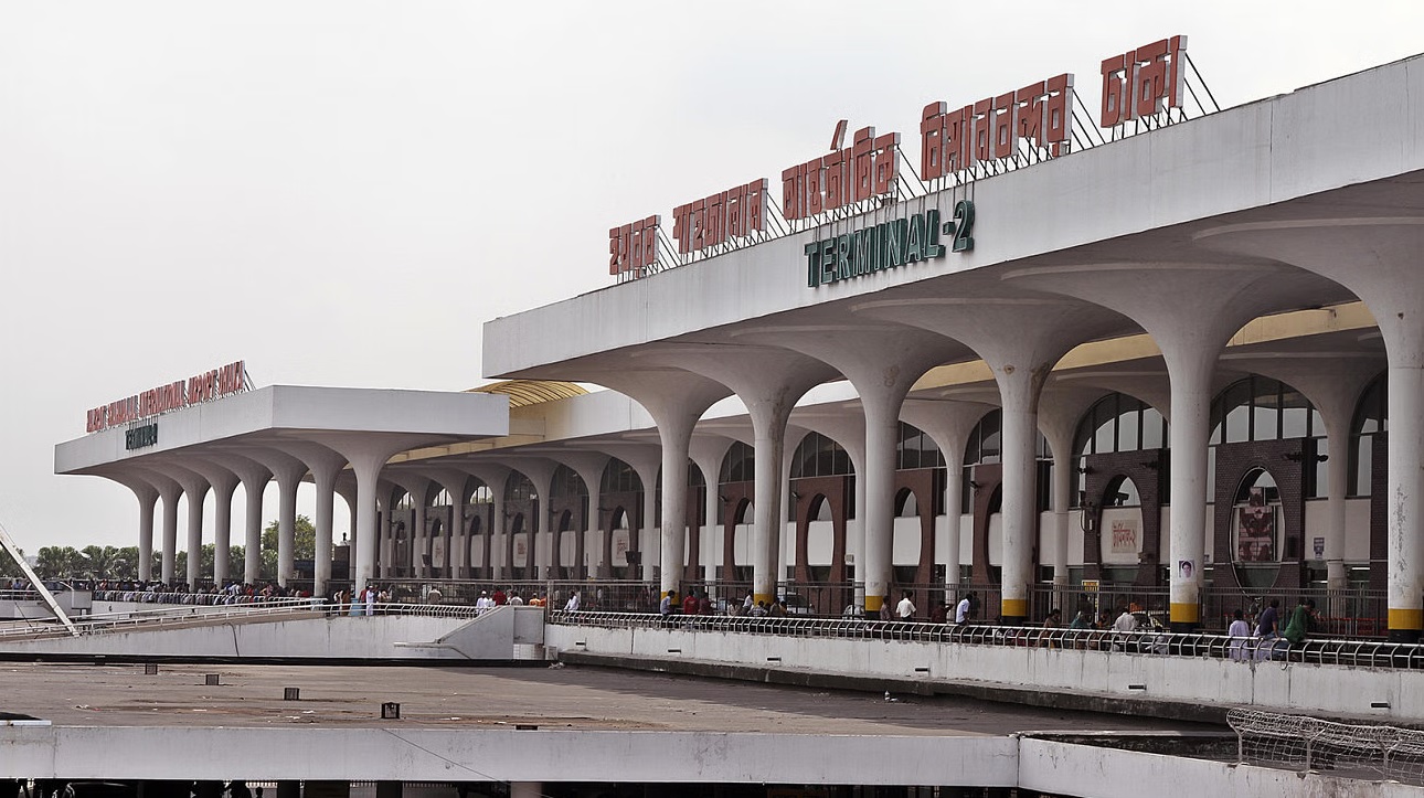 পাসপোর্ট-টিকিট ছাড়াই উড়োজাহাজে উঠে গেল শিশু