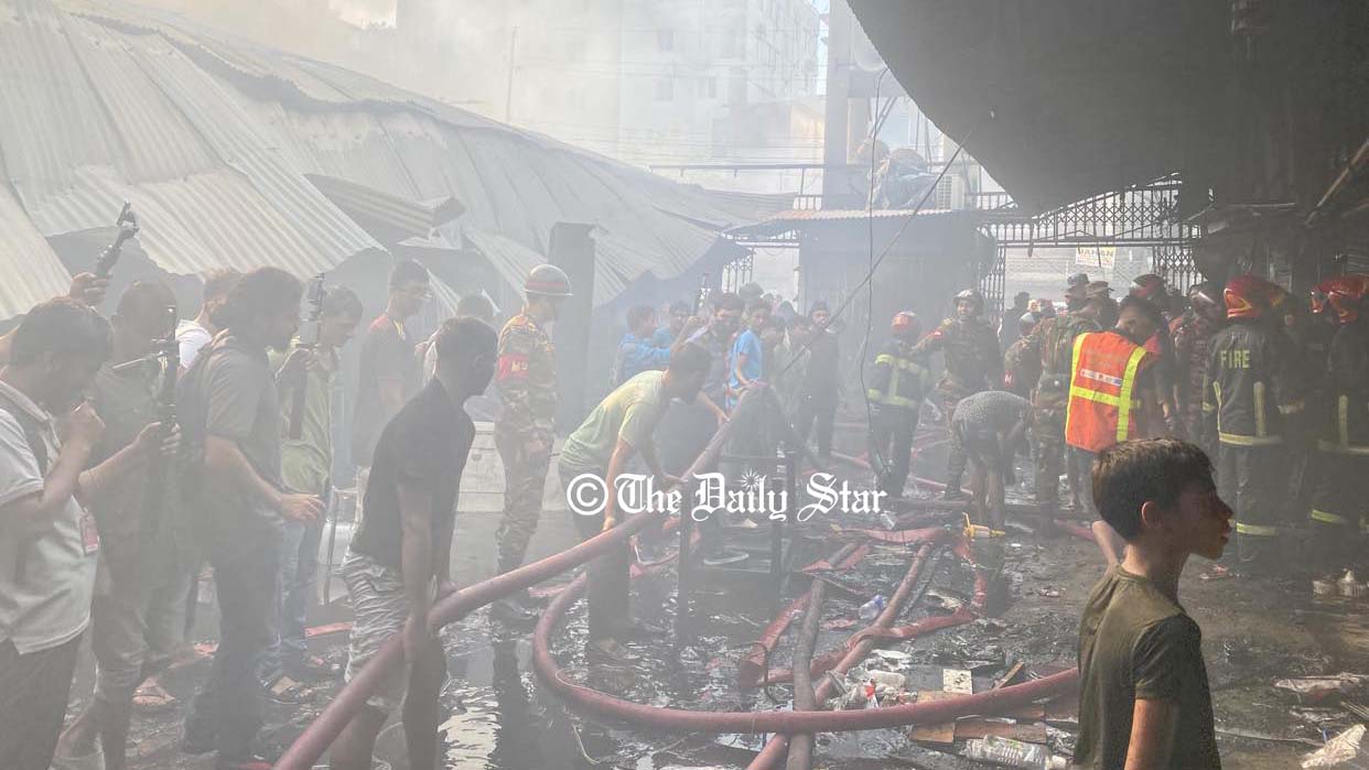 সাড়ে ৫ ঘণ্টা পর কৃষি মার্কেটের আগুন নিয়ন্ত্রণে