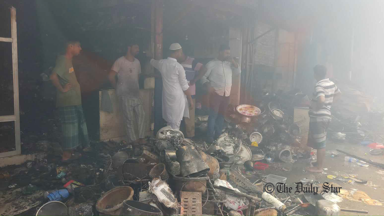 আগুন নিয়ন্ত্রণে এলেও এখনো ধোঁয়াচ্ছন্ন পুরো এলাকা