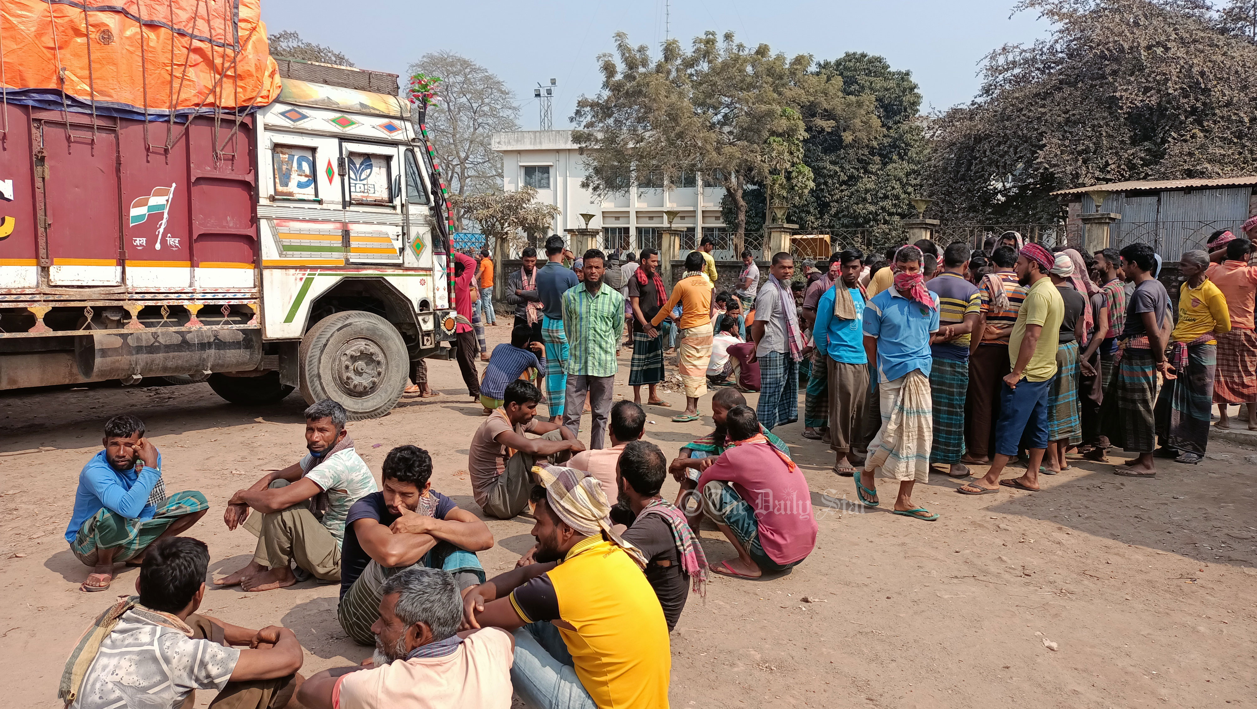 শ্রমিক-সর্দার দ্বন্দ্বে স্থবির বুড়িমারী স্থলবন্দরের আমদানি-রপ্তানি কার্যক্রম