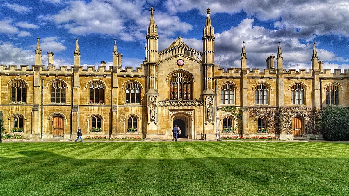 বিদেশে উচ্চশিক্ষা: বিশ্ববিদ্যালয় বাছাইয়ে যে বিষয়গুলো বিবেচনায় রাখবেন