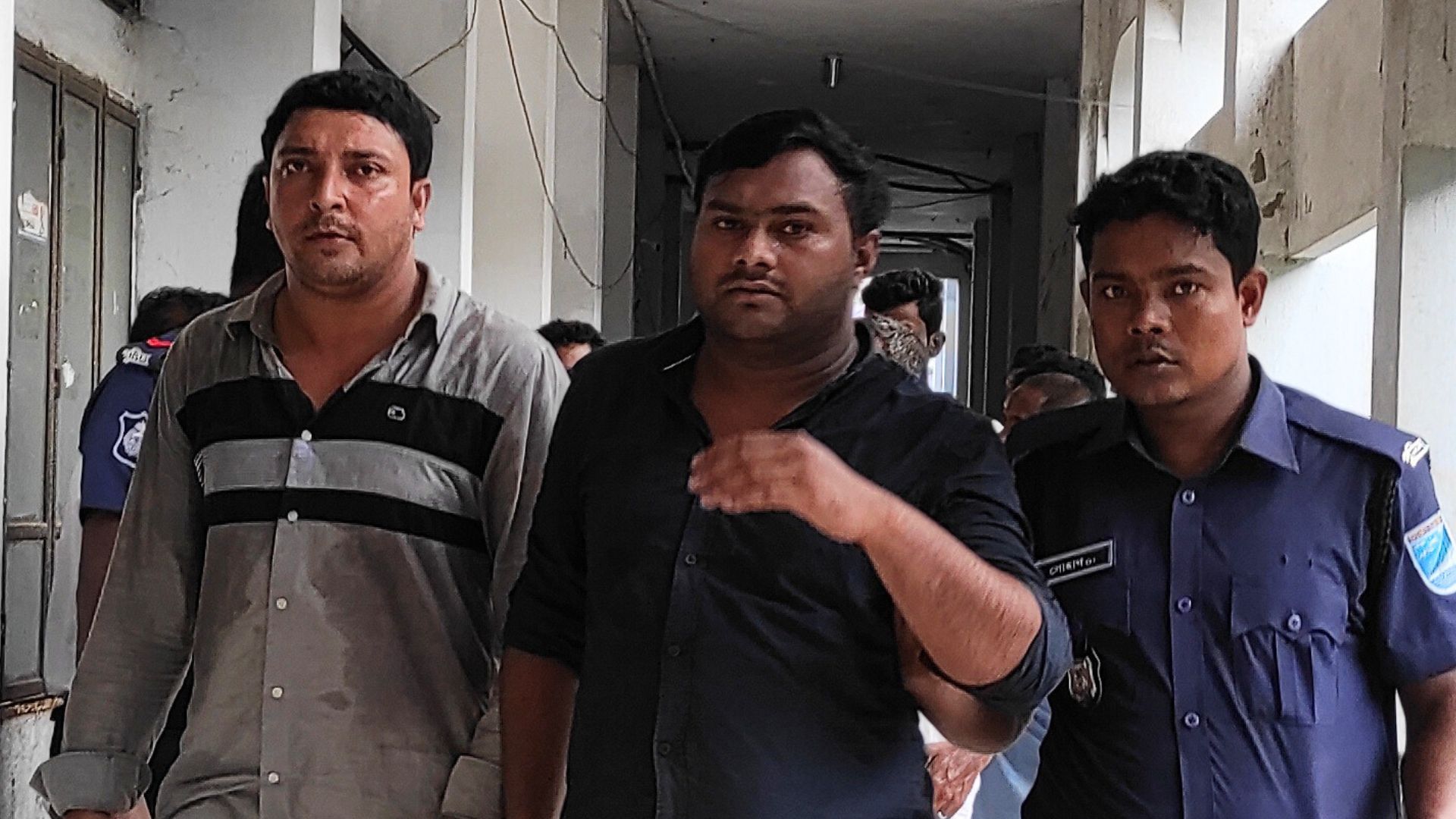 ‘র্যাব পরিচয়ে’ ছিনতাইয়ের অভিযোগে পৌর ছাত্রলীগ সভাপতি-সাধারণ সম্পাদক গ্রেপ্তার