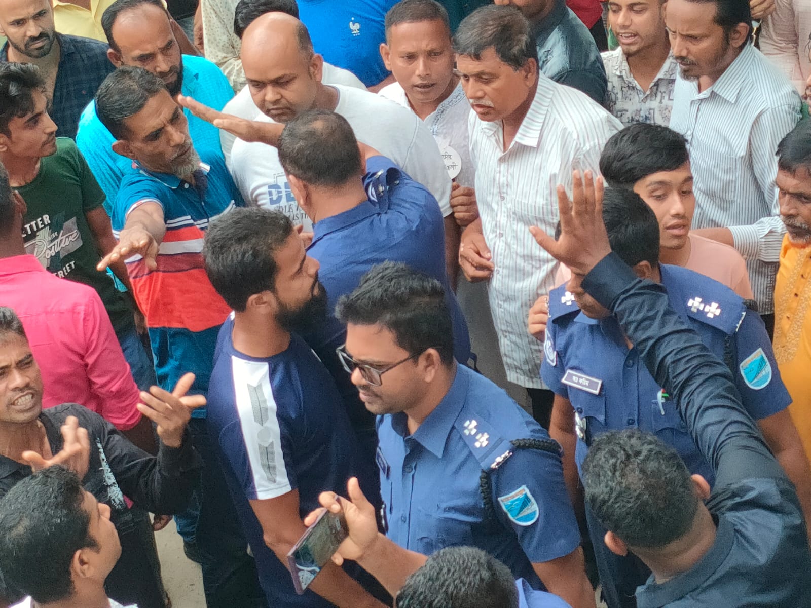 উপজেলা পরিষদের বাইরে গাড়ি রাখতে বলায় ইউএনওর ওপর হামলা