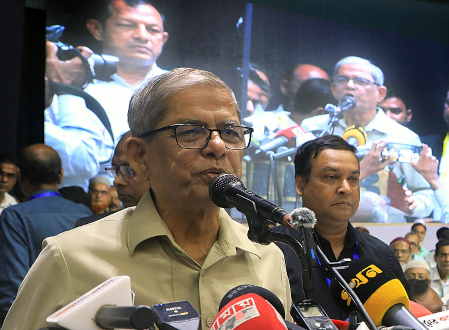 ‘খালেদা জিয়া বলেছেন কোনো শর্ত মেনে তিনি কোথাও যাবেন না’