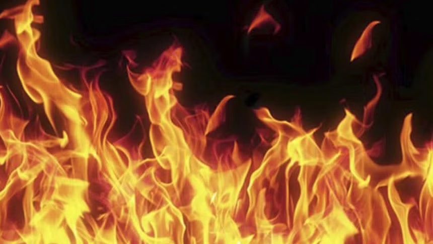 মতিঝিলে গাজীপুর পরিবহনের বাসে আগুন