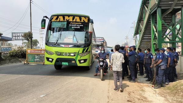 আমিনবাজারে চেকপোস্ট বসিয়ে বিএনপি নেতাসহ অন্তত ১০ জনকে আটকের অভিযোগ