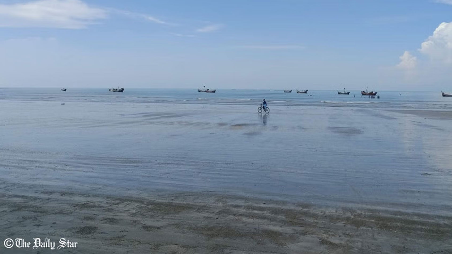 সেন্ট মার্টিন থেকে ১৫০০ পর্যটক নিয়ে টেকনাফ ফিরল ৩ জাহাজ