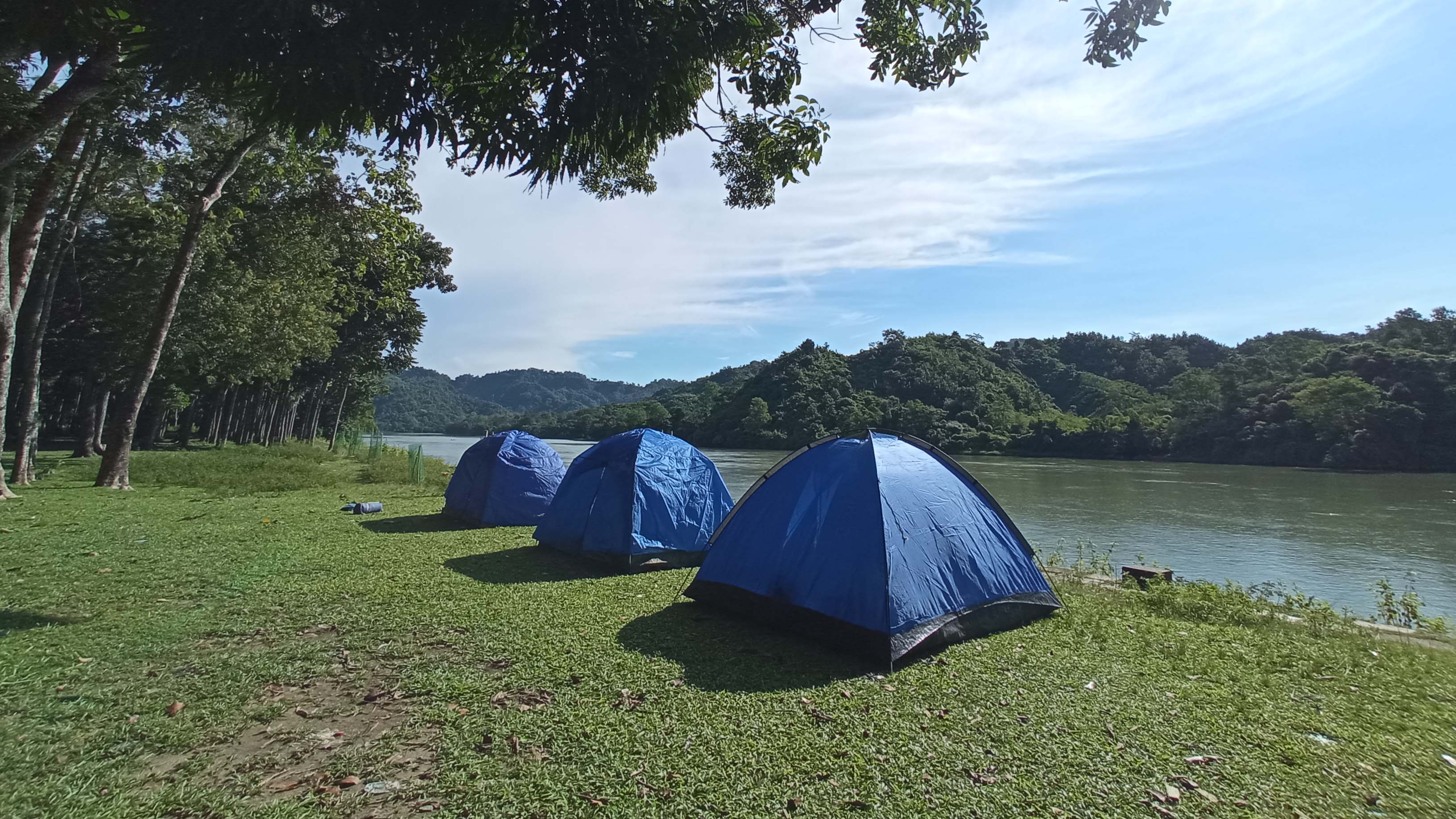 রাঙ্গামাটির কাপ্তাইয়ে কর্ণফুলীর পাড়ে ক্যাম্পিং