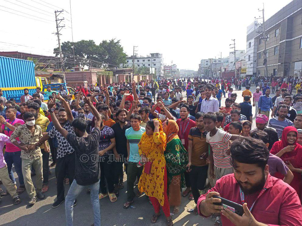 সর্বনিম্ন ২৩ হাজার টাকা বেতন দাবিতে ঢাকা-ময়মনসিংহ মহাসড়কে শ্রমিক বিক্ষোভ