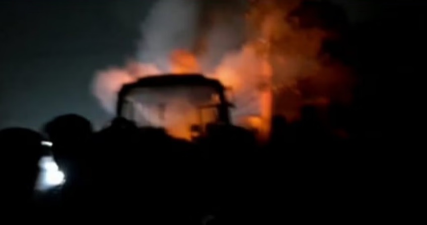 ভোররাতে ডেমরায় বাসে আগুন, হেলপার নিহত