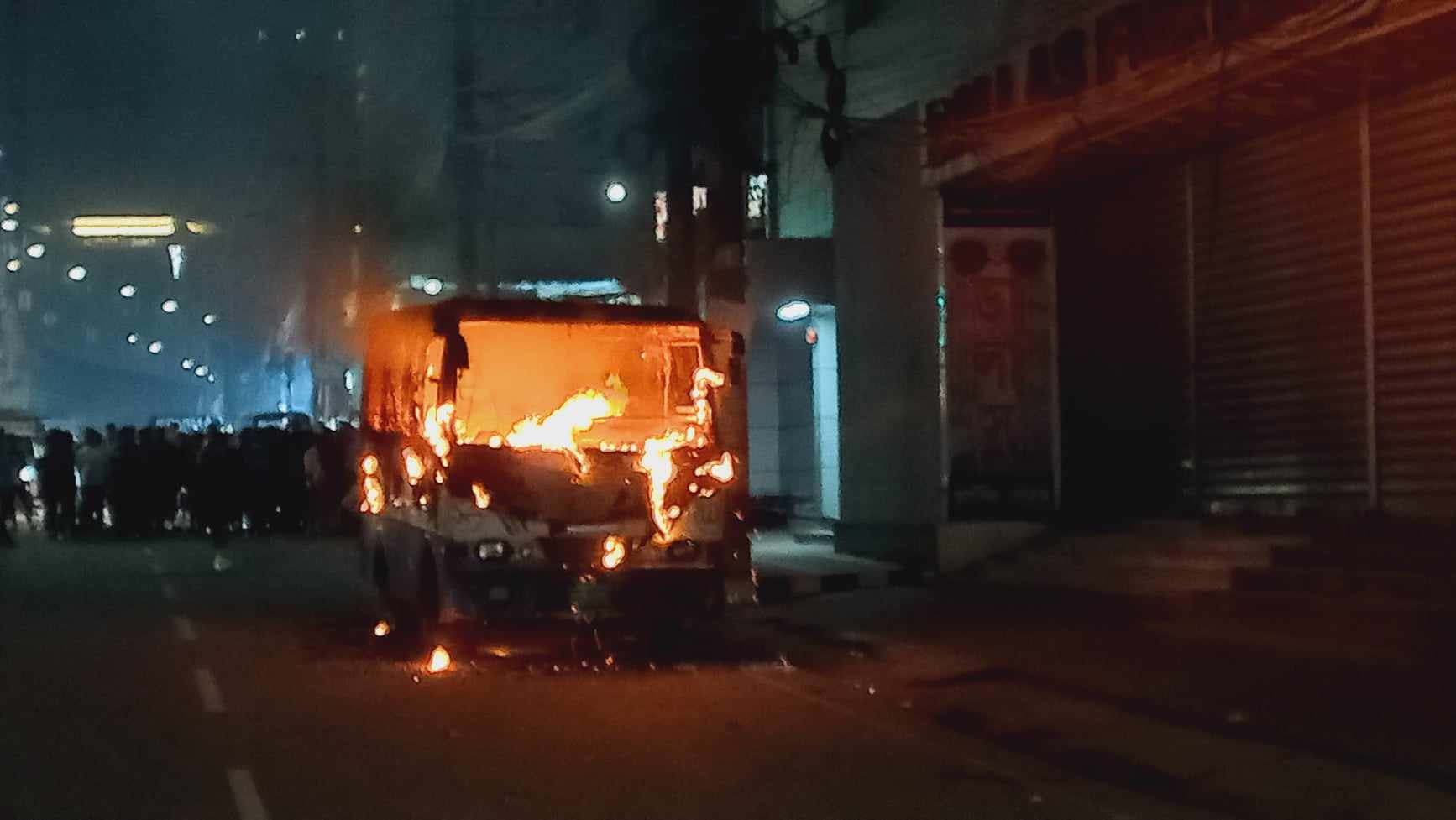 চট্টগ্রামের জিইসিতে বরযাত্রীবাহী বাসে আগুন