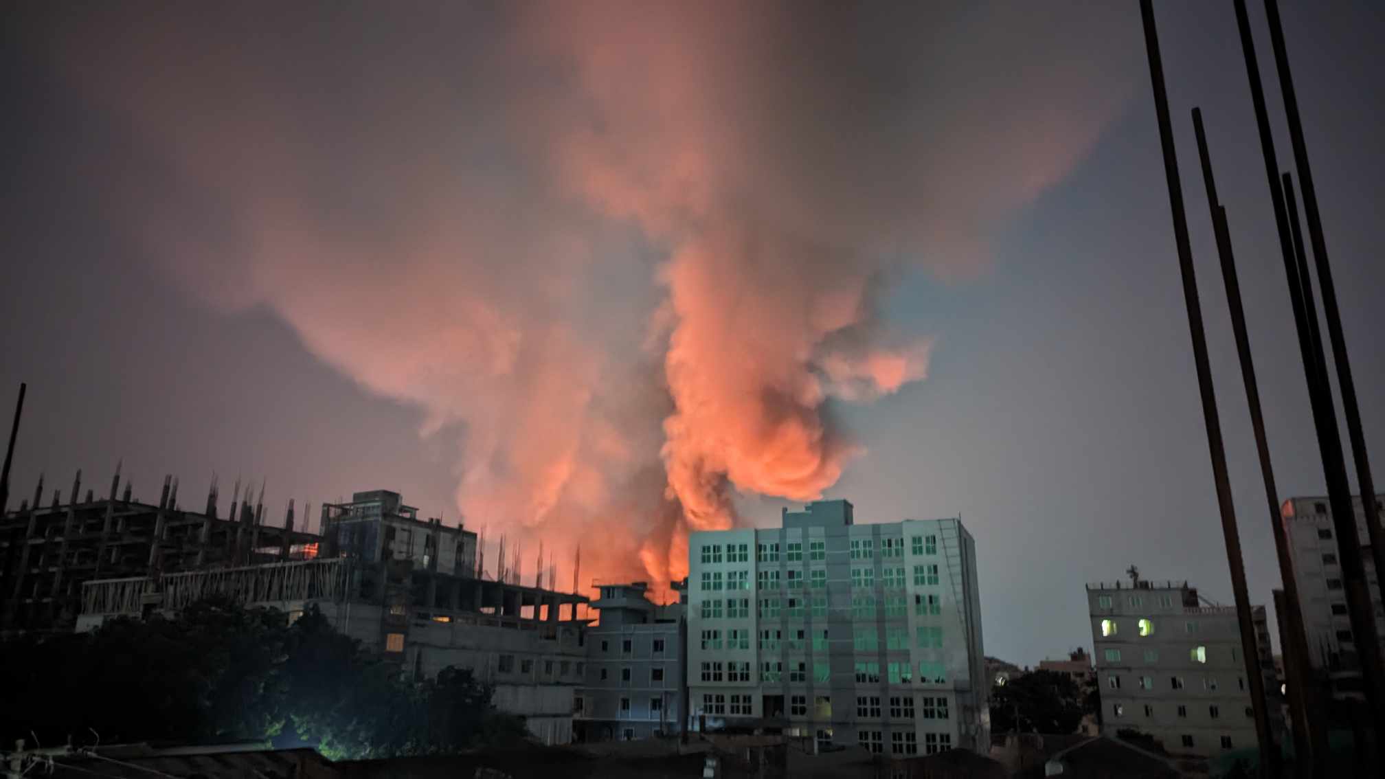 নরসিংদীর বাবুরহাটে আগুন, নিয়ন্ত্রণে ৫ ইউনিট
