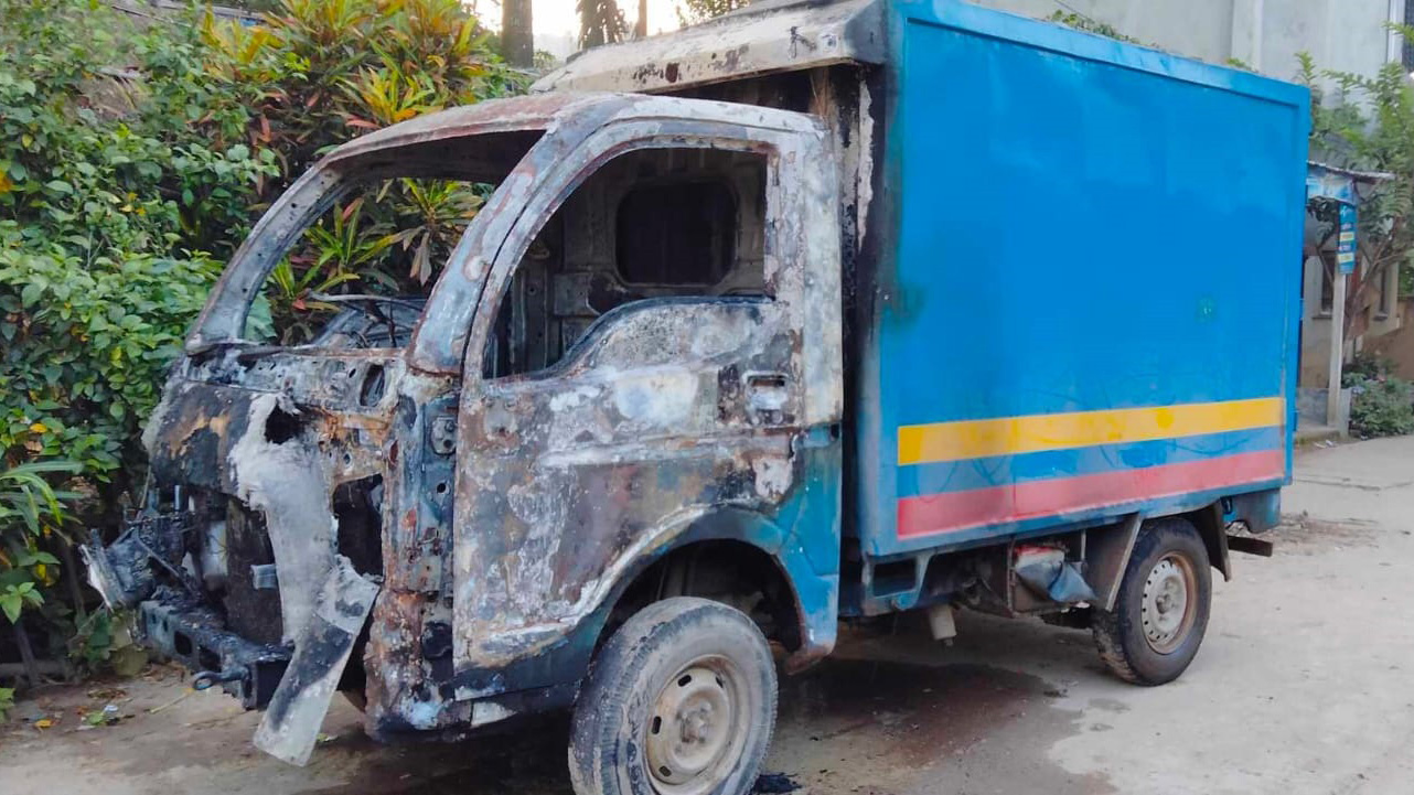 গাজীপুরে বেকারির পিকআপ ভ্যানে আগুন