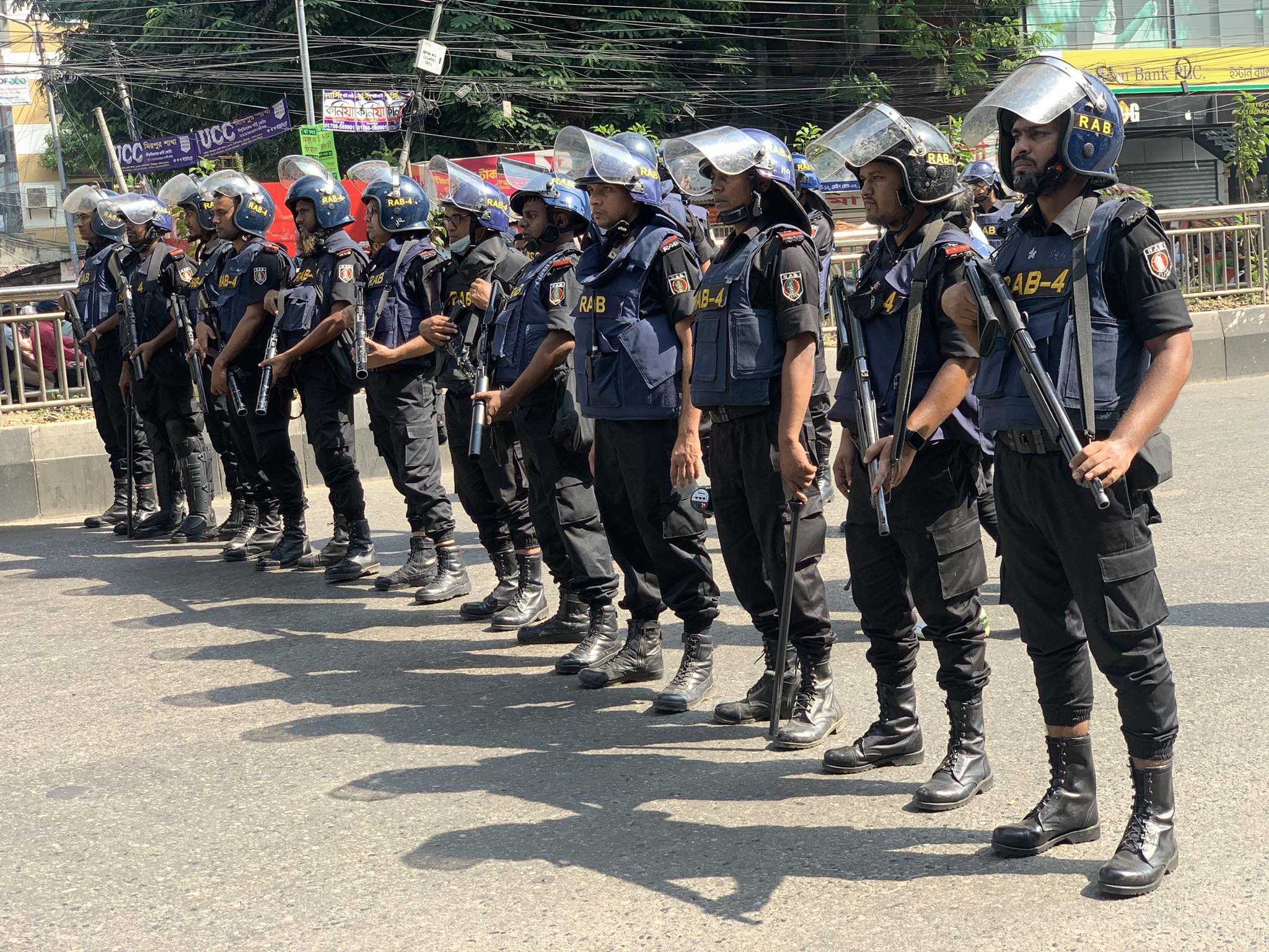 আ. লীগ নেতাকর্মীদের হামলার প্রতিবাদে পোশাক শ্রমিকদের সড়ক অবরোধ