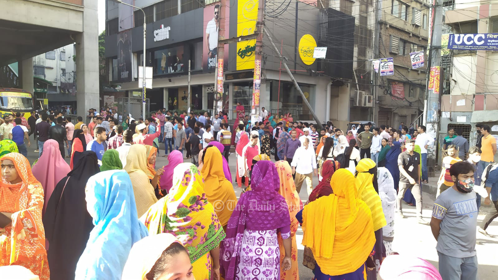 ‘বেতন বাড়াতে সমস্যা হলে নিত্যপণ্যের দাম কমান’