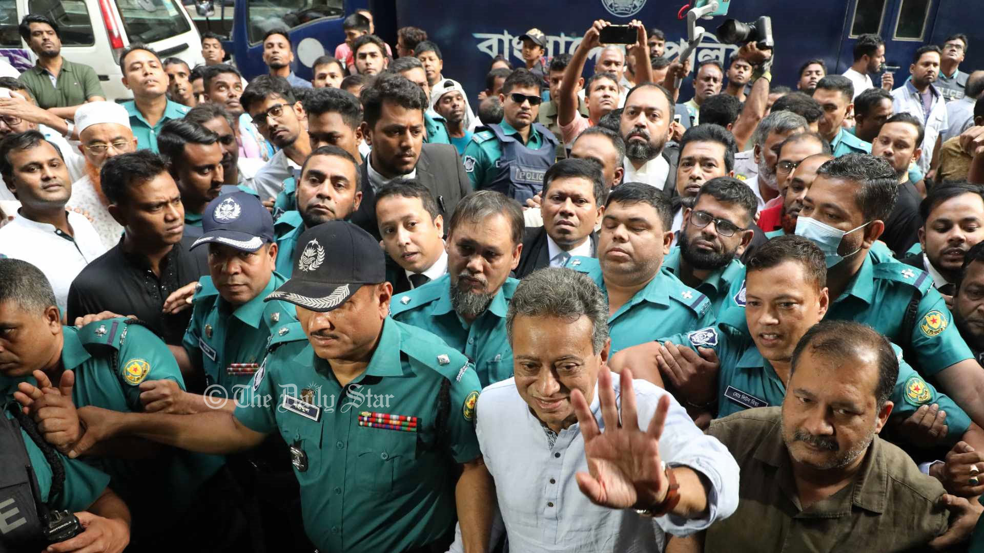 ৬ দিনের রিমান্ডে আমীর খসরু ও জহির উদ্দিন