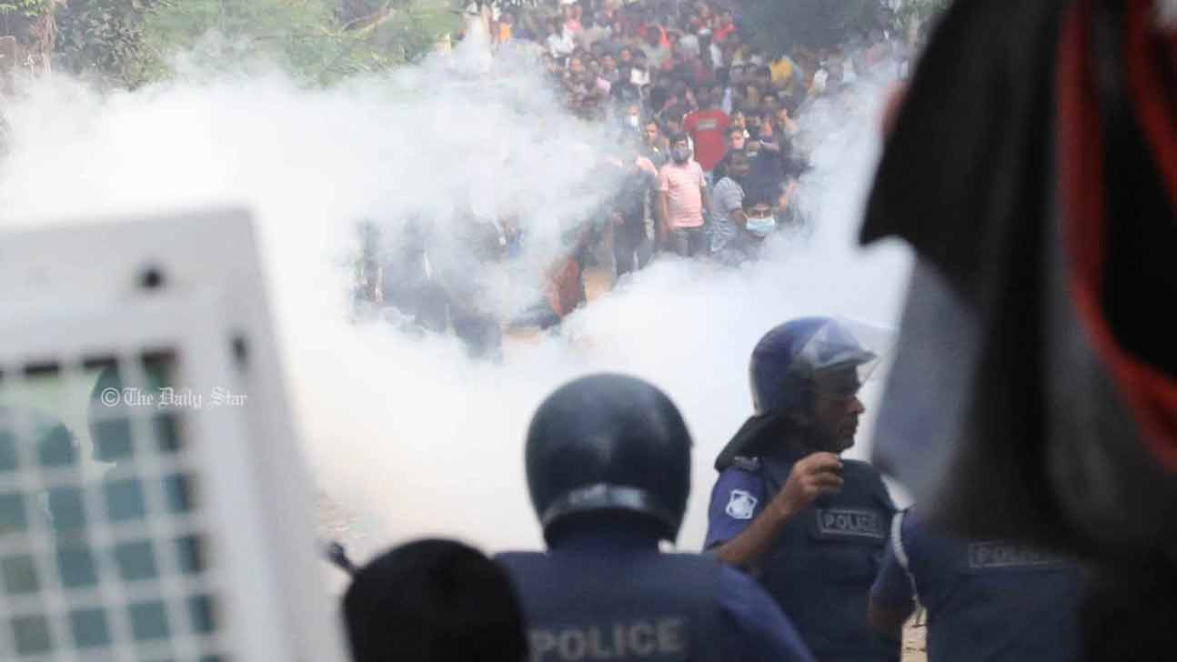 আশুলিয়ায় পুলিশ-পোশাকশ্রমিক সংঘর্ষ, রাবার বুলেট ও কাঁদানে গ্যাস নিক্ষেপ