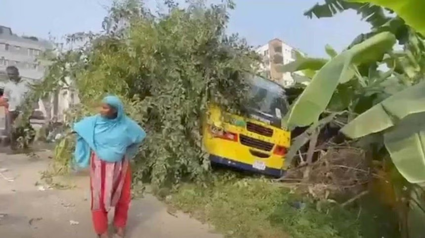 মেরাদিয়ায় বাসে আগুনের পর দুর্ঘটনা, হাসপাতালে ভর্তি ২