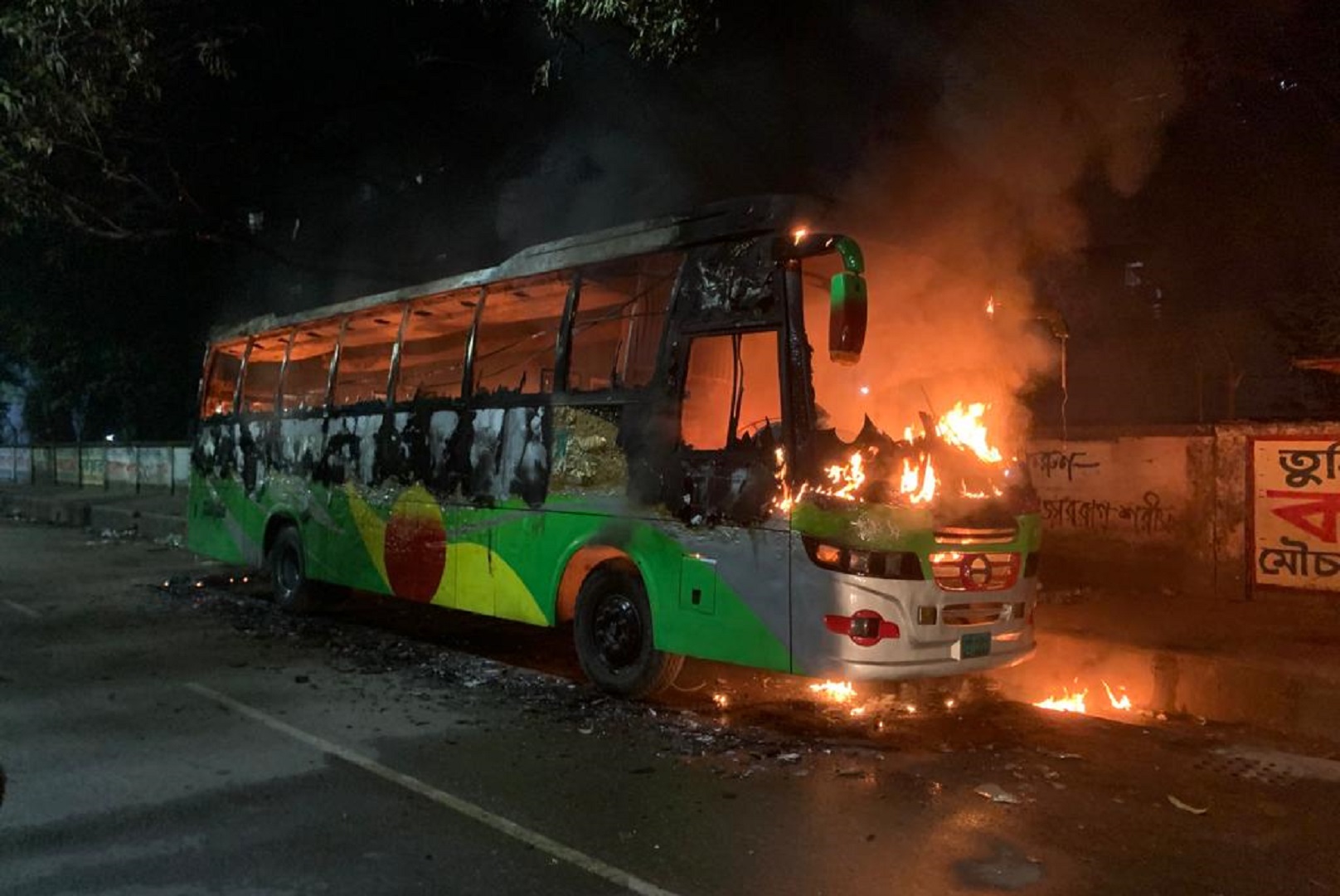 রাজধানীতে ৫ বাসে আগুন