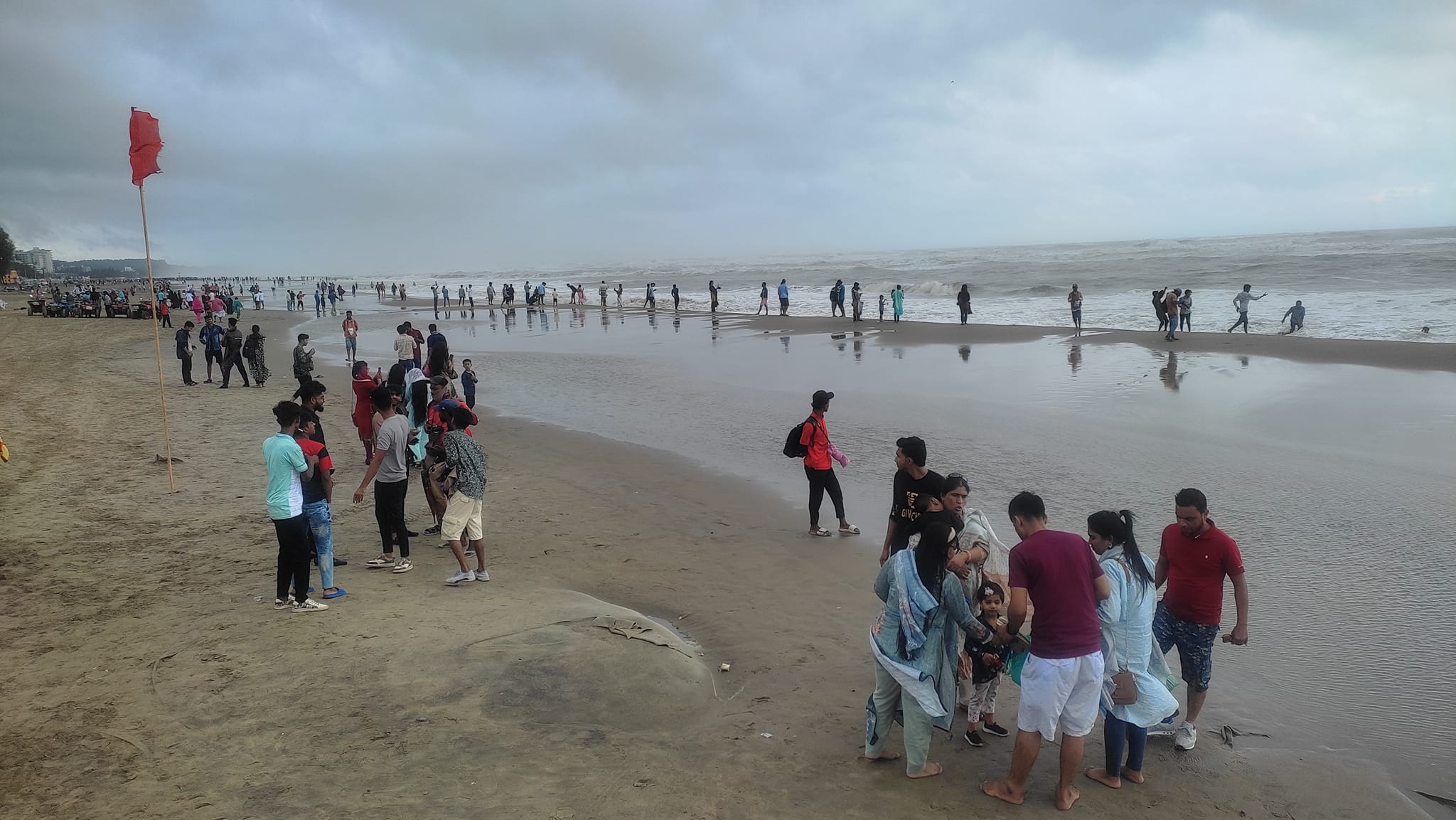 ৬ নম্বর বিপদ সংকেত সত্ত্বেও কক্সবাজার সৈকতে পর্যটকদের ভিড়