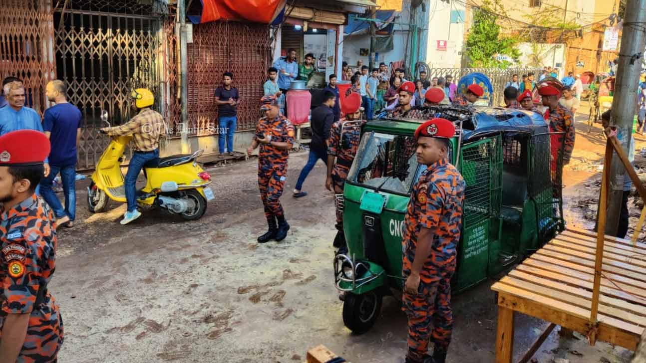 হরতাল: ঢাকায় দুর্বৃত্তদের ছোড়া ককটেল বিস্ফোরণে পুড়ে গেল অটোরিকশা