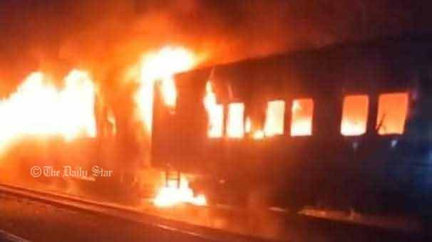 ১৫ ঘণ্টায় ১১ যানবাহনে আগুন: ফায়ার সার্ভিস