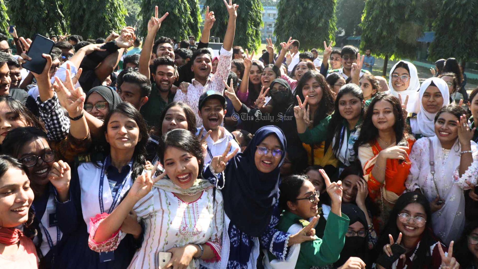 এইচএসসির ফল: ১৫ বছর ধরে পাসের হারে এগিয়ে মেয়েরা