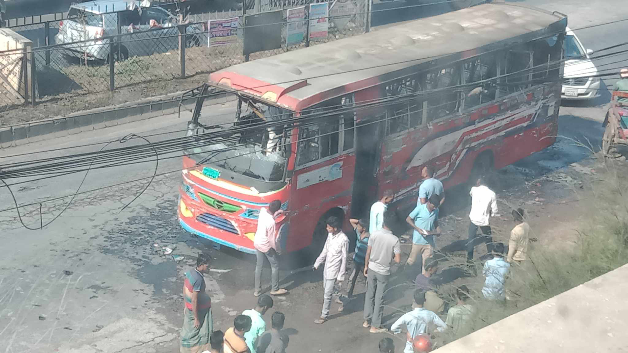 গাজীপুরে যাত্রীবাহী বাসে আগুন দিয়েছে দুর্বৃত্তরা