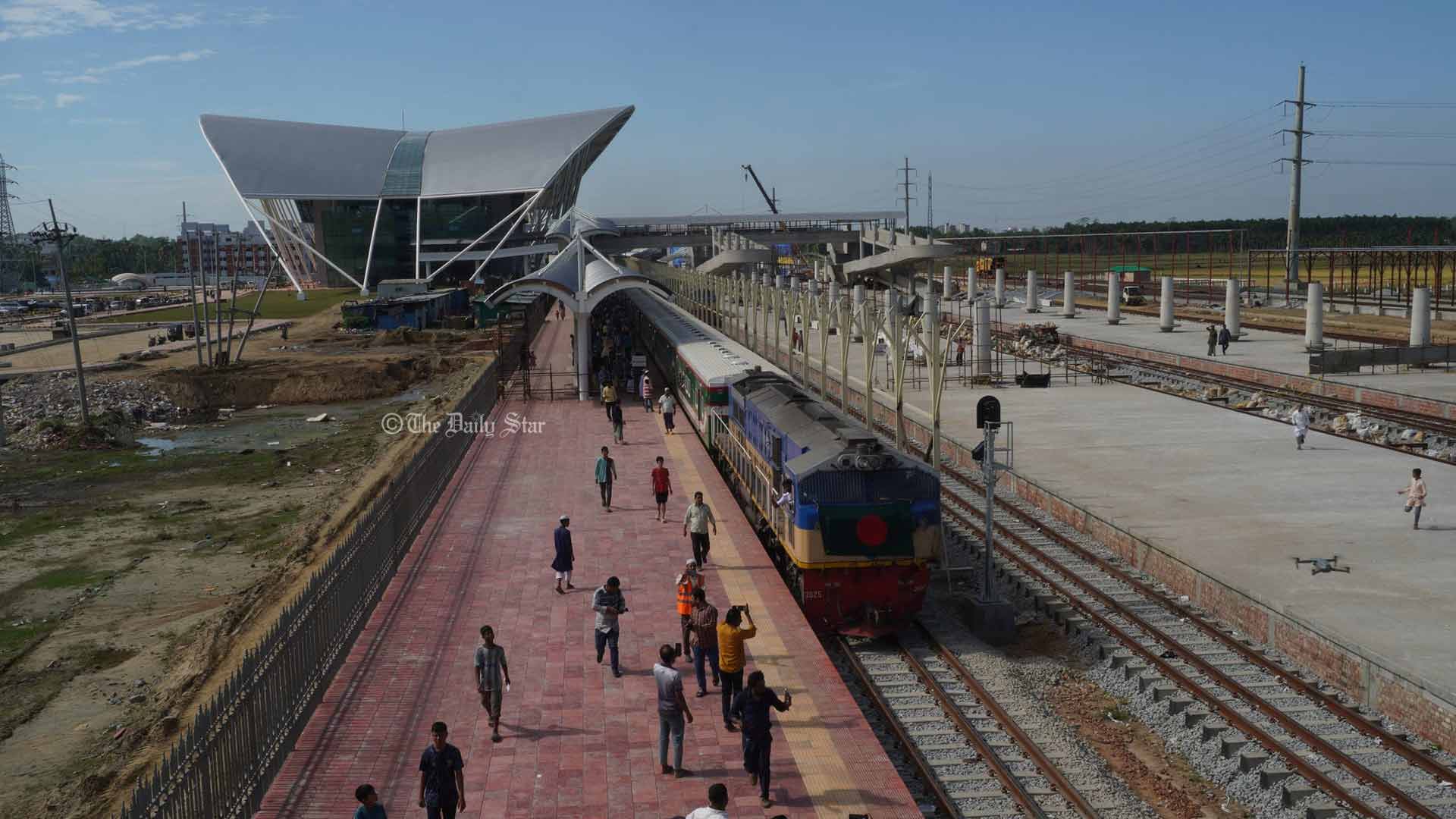 ১০২০ যাত্রী নিয়ে কক্সবাজার ছাড়ল ঢাকাগামী ট্রেন