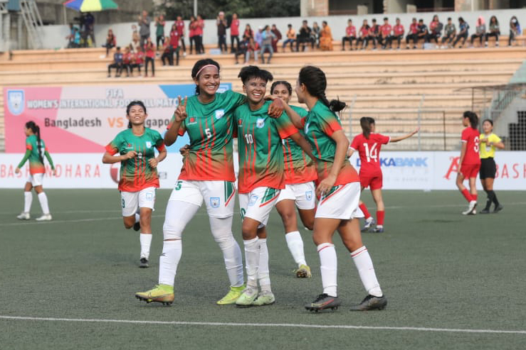 সাফজয়ী শীর্ষ ১৮ নারী ফুটবলারকে চুক্তি থেকে বাদ দিতে যাচ্ছে বাফুফে