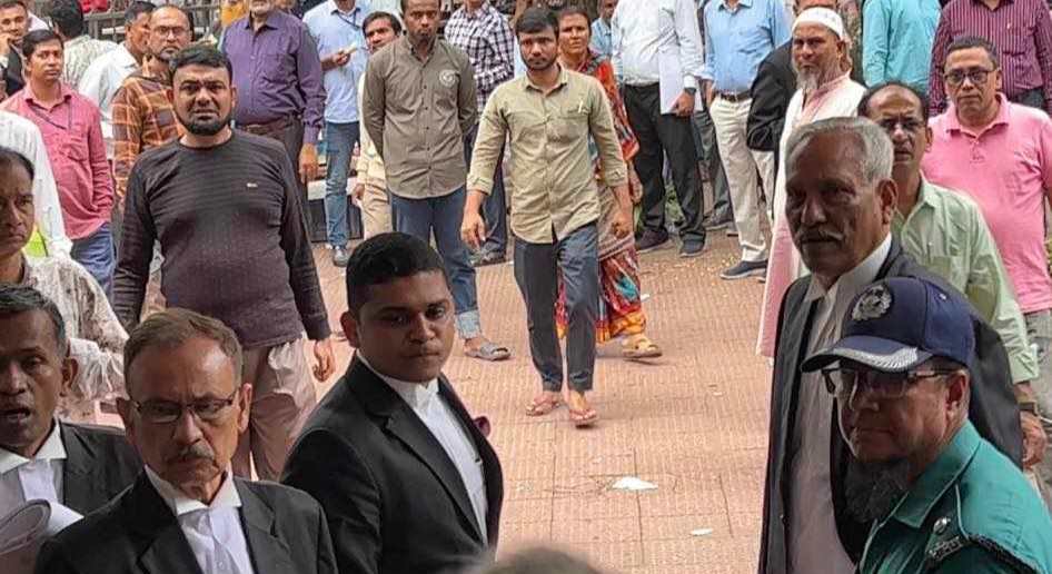 বিএনপিপন্থী আইনজীবীদের তোপের মুখে হাইকোর্ট ছাড়লেন শাহজাহান ওমর, গেলেন ডিবিতে