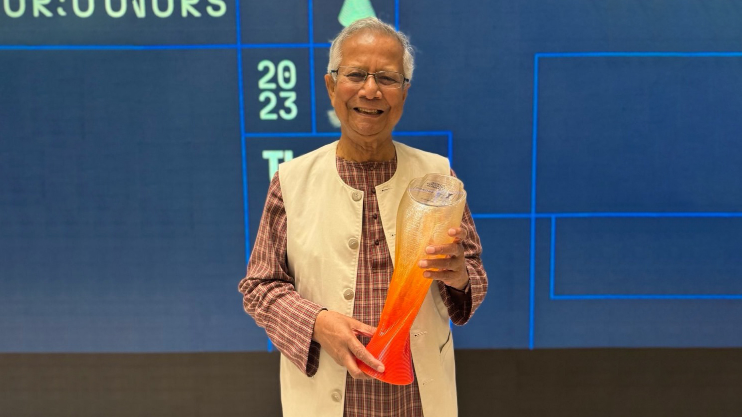 ওয়ার্ল্ড ফুটবল সামিটের আজীবন সম্মাননা পুরস্কার পেলেন ড. ইউনূস