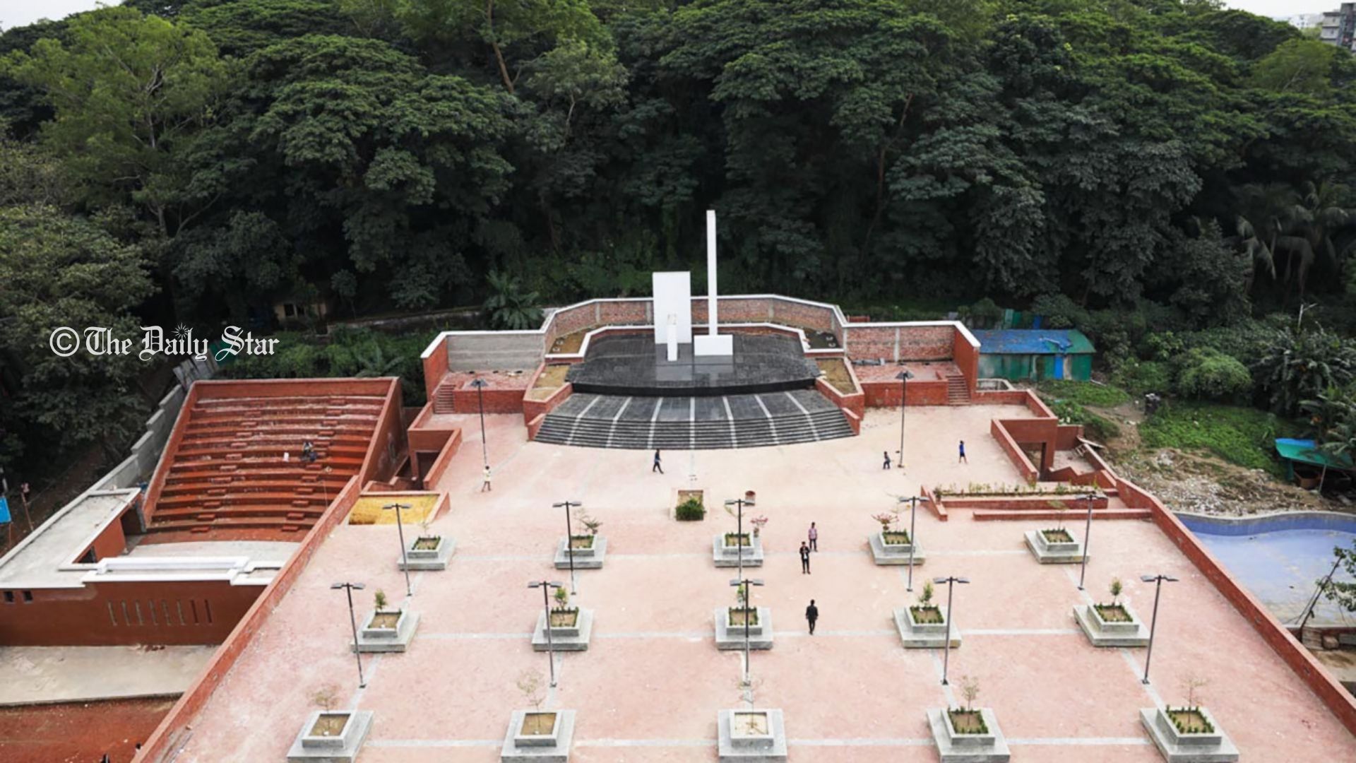 নবনির্মিত শহীদ মিনার নিয়ে অসন্তোষ, ১৬ ডিসেম্বর শ্রদ্ধা নিবেদন অস্থায়ী শহীদ মিনারে