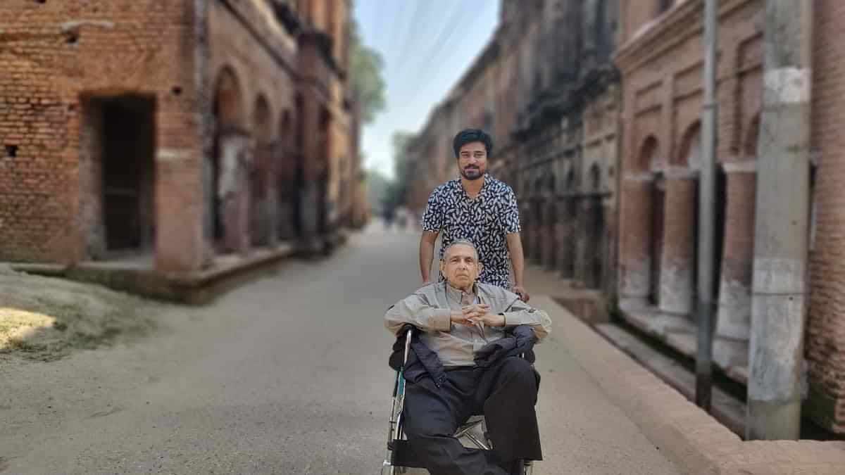 রকির চাকরি ছেড়ে ট্যুরিস্ট গাইড হয়ে ওঠার গল্প