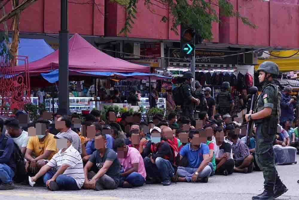 মালয়েশিয়ায় বাংলা মার্কেটে অভিযান, বাংলাদেশিসহ ৫০০ অভিবাসী গ্রেপ্তার