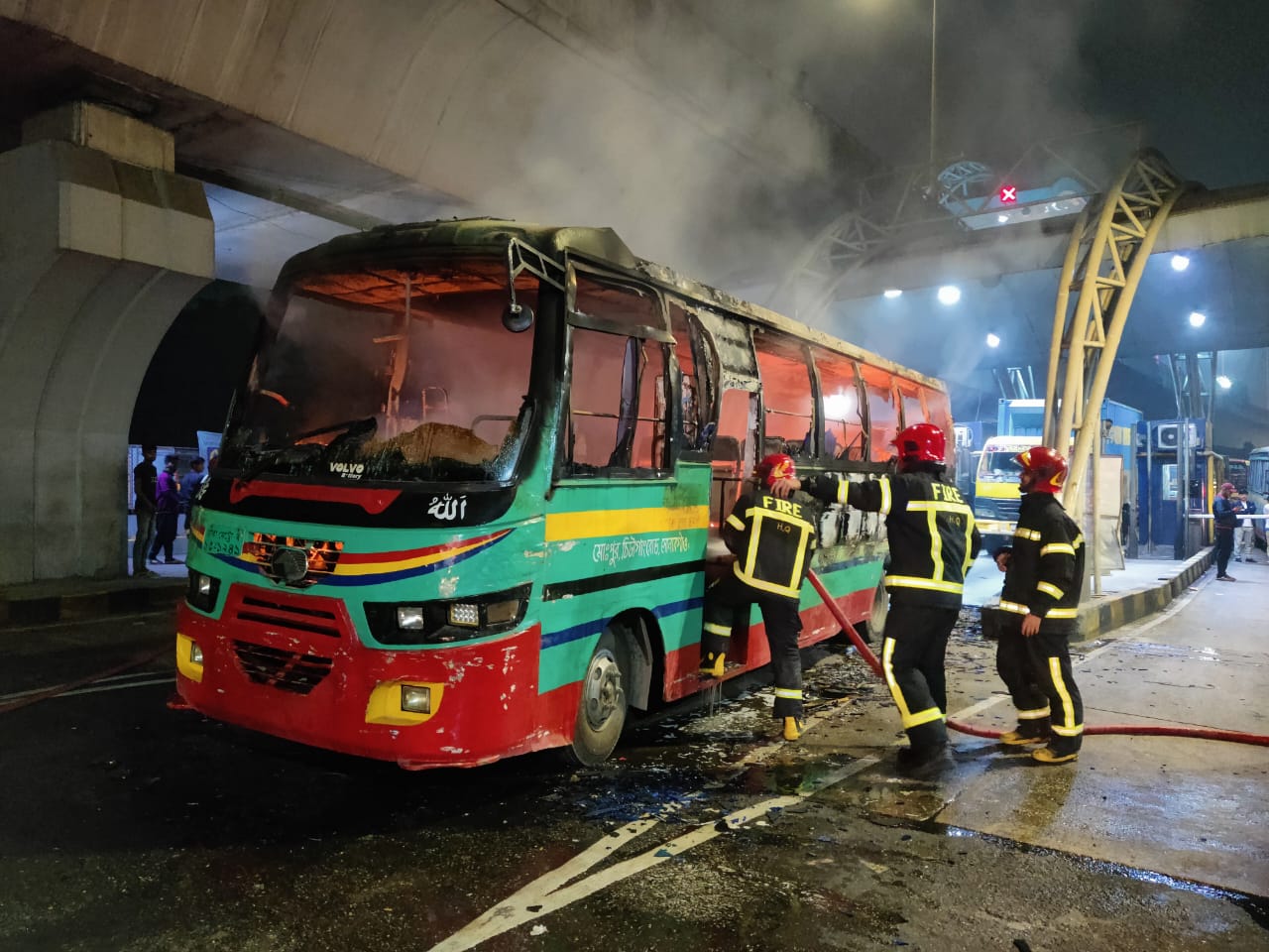 গুলিস্তান টোল প্লাজার পাশে বাসে আগুন