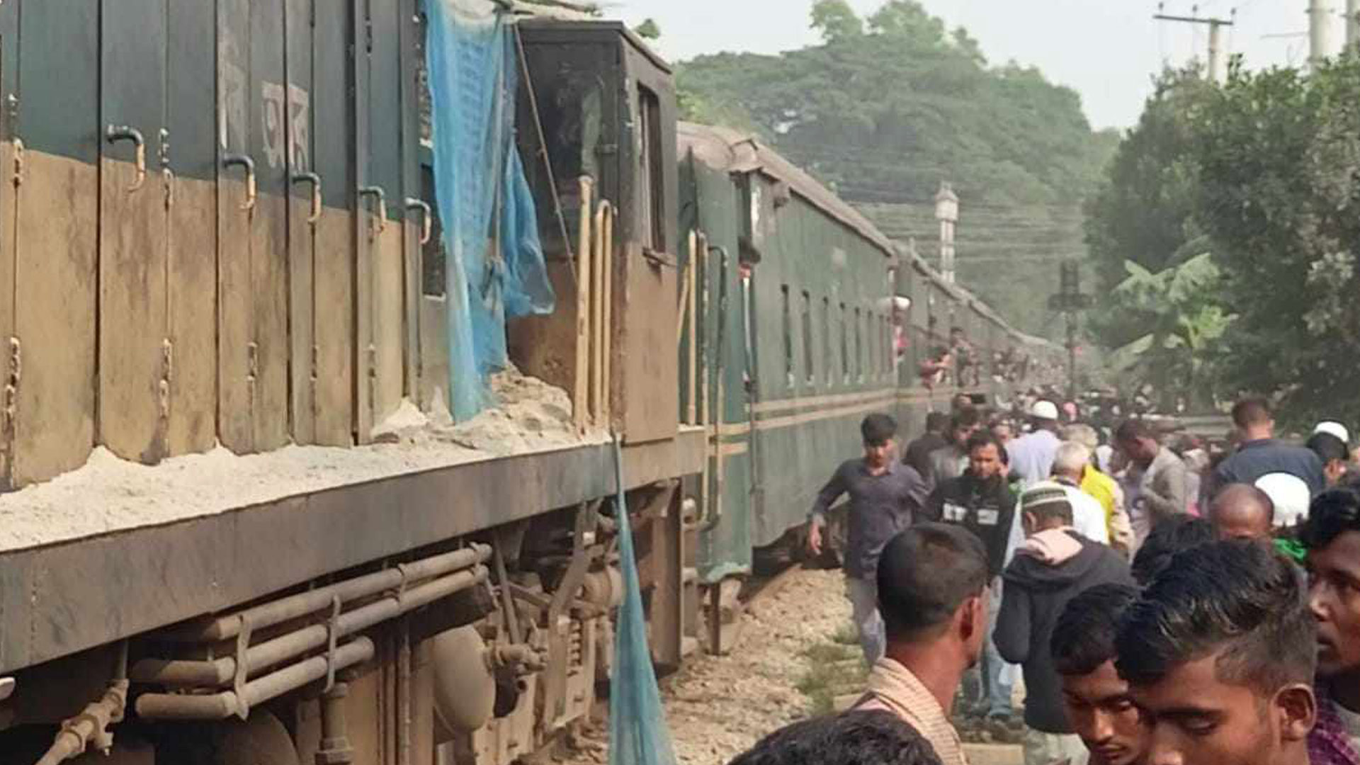 ট্রাকে ট্রেনের ধাক্কায় ৪ জনের মৃত্যু, ময়মনসিংহ-নেত্রকোণা রুটে রেল যোগাযোগ বন্ধ