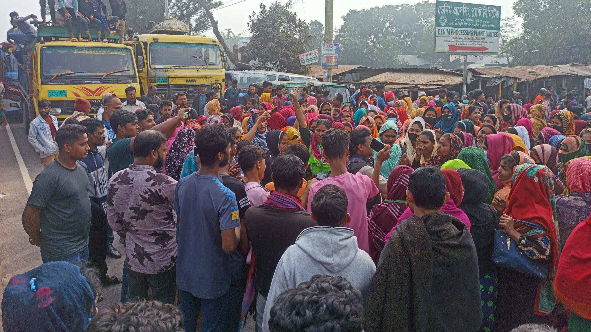 ঢাকা-চট্টগ্রাম মহাসড়ক অবরোধ করে পোশাকশ্রমিকদের বিক্ষোভ