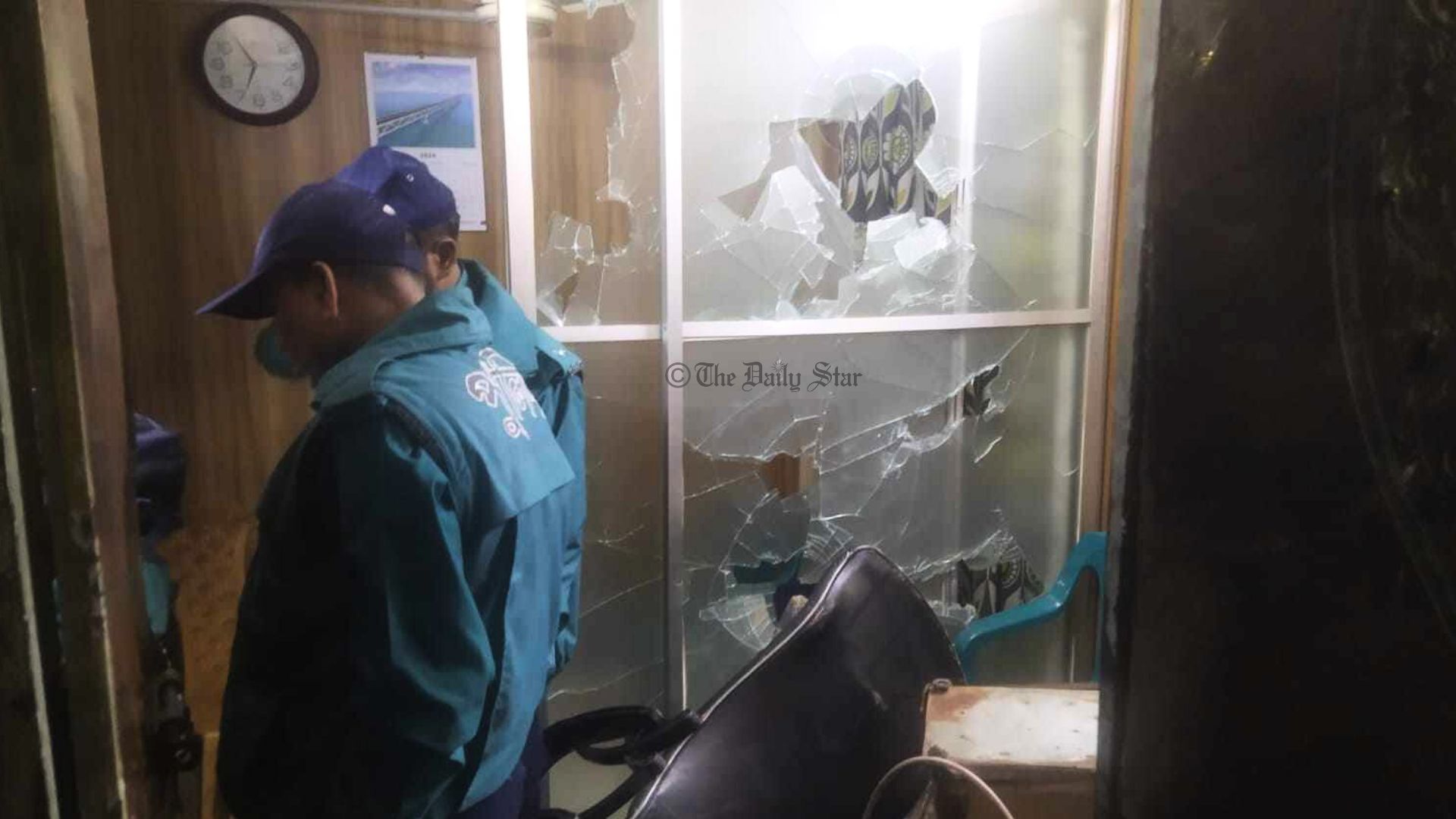 ধানমন্ডিতে পুলিশ বক্সে রিকশাচালকদের হামলা, আহত ২