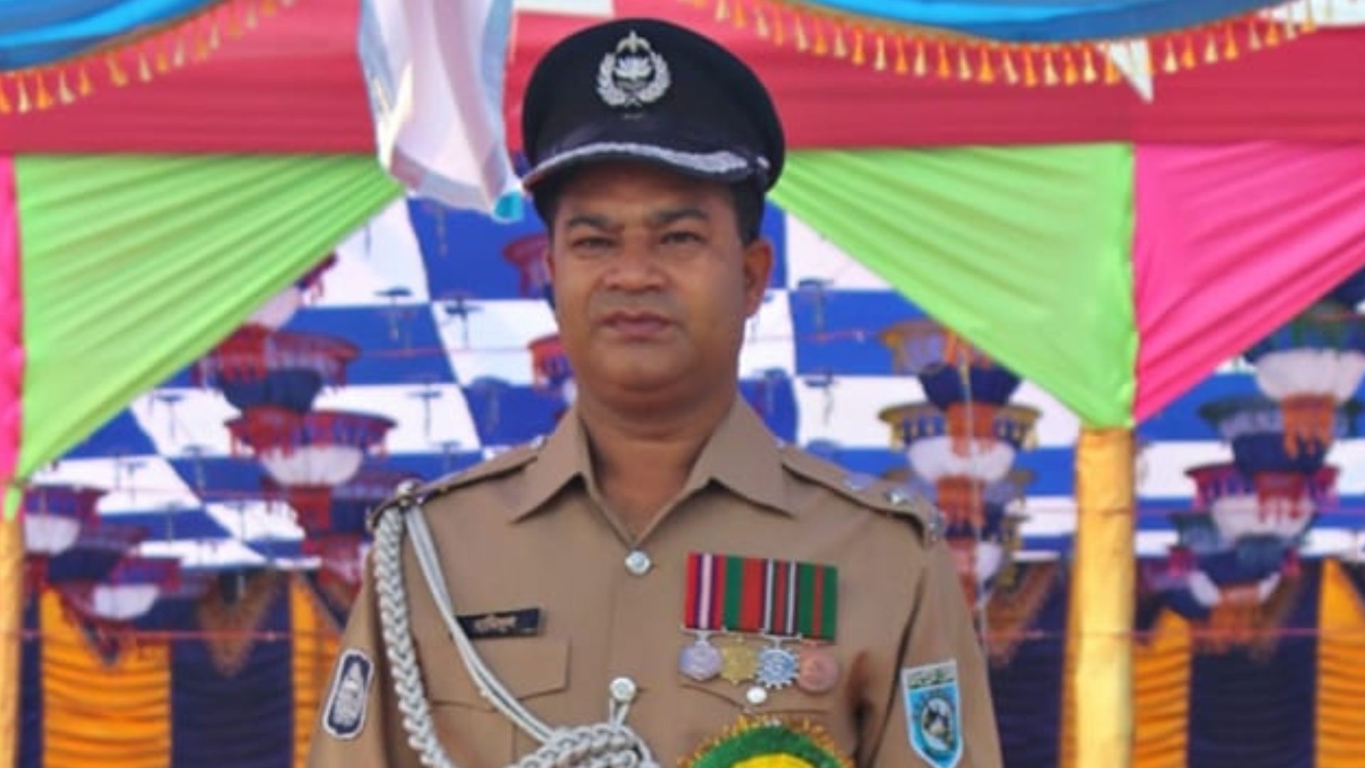 স্ত্রীর পক্ষে নির্বাচনী প্রচারণায় অতিরিক্ত ডিআইজি হামিদুল, শোকজ