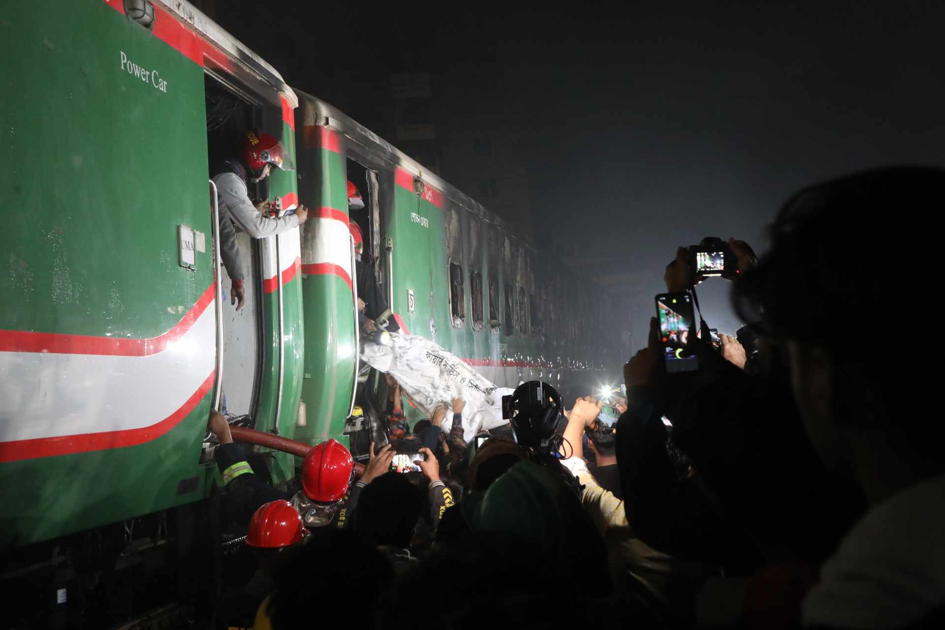 বেনাপোল এক্সপ্রেস ট্রেনের আগুনে নিহত ৪: র‌্যাব