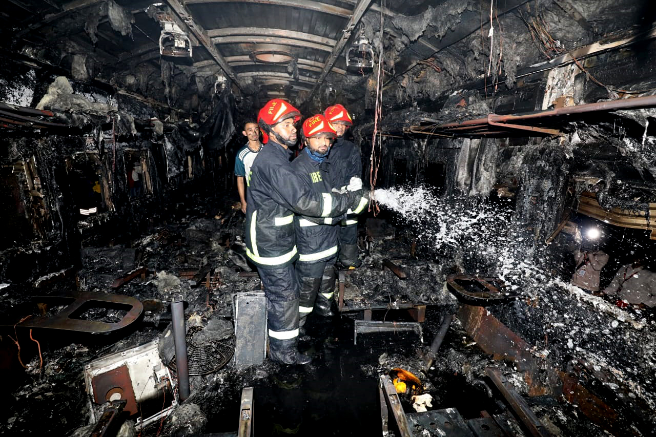 পুলিশের ধারণা ‘নাশকতা’, আইনমন্ত্রী বললেন ‘অগ্নিসন্ত্রাসীদের খুঁজে বের করা হবে’