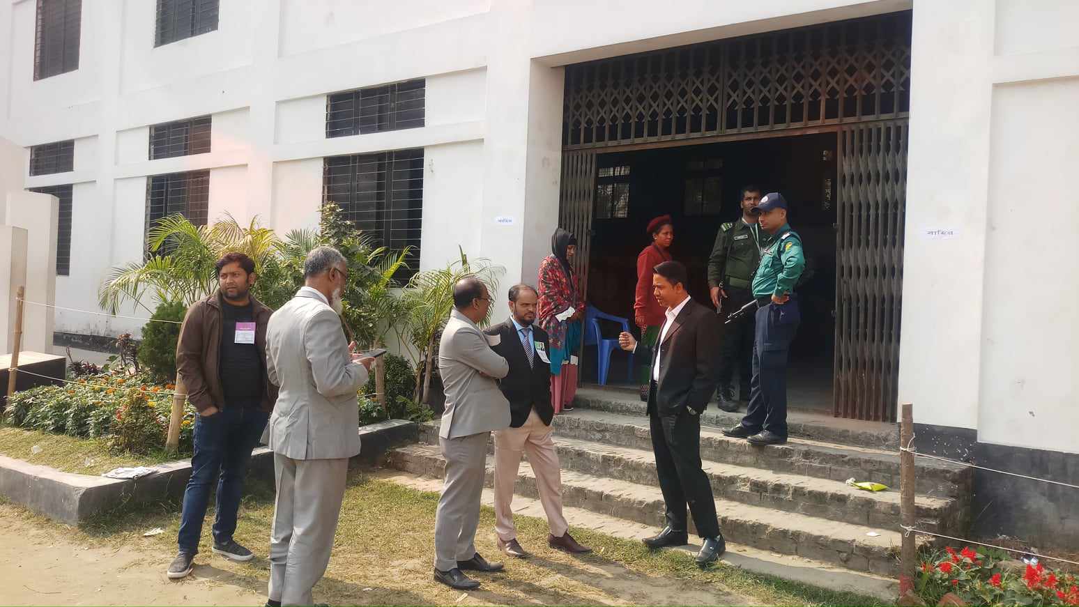 শীতের রোদে অলস সময় কাটাচ্ছেন নির্বাচনী কর্মকর্তারা