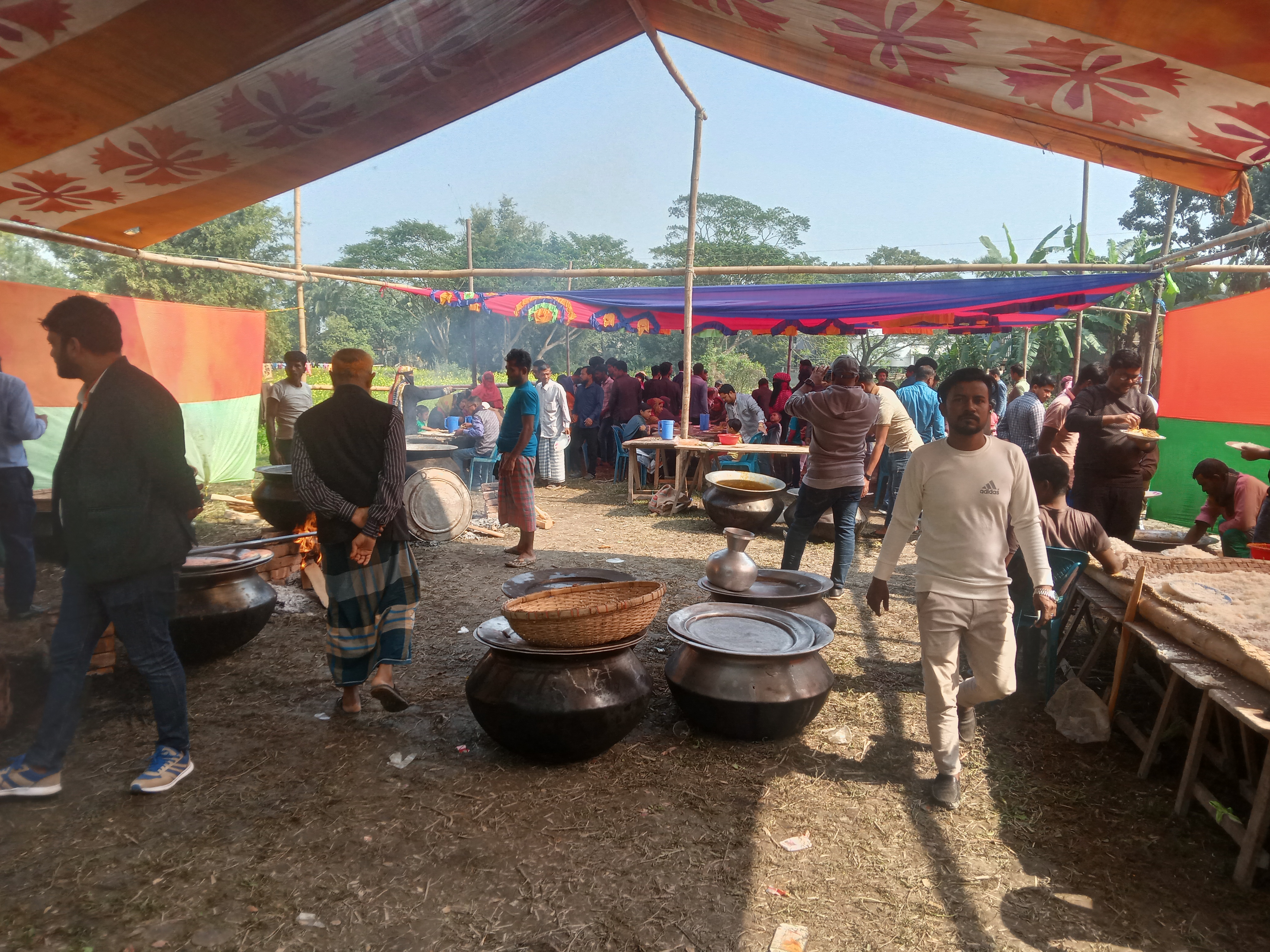 ভোটার উপস্থিতি কম, কেন্দ্রের পাশে আ. লীগ নেতার ভোজের আয়োজন