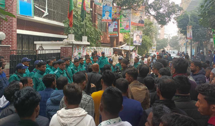 জাপা এমপিদের শপথ, দলীয় কার্যালয়ের সামনে নেতাকর্মীদের বিক্ষোভ